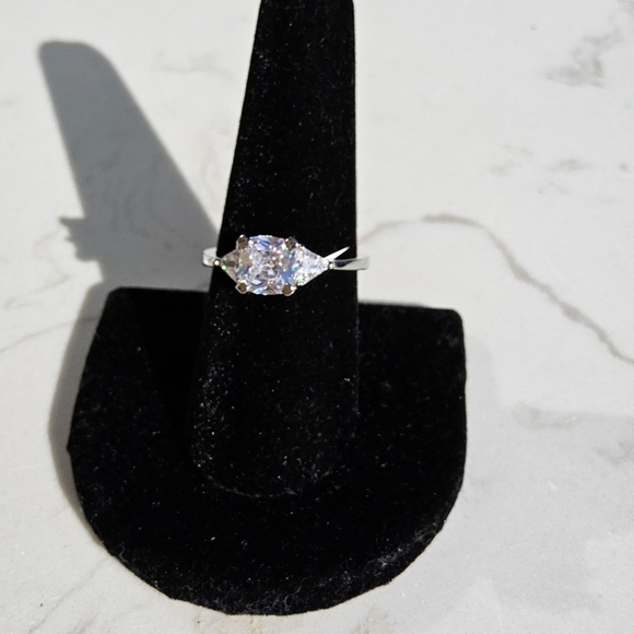 Modern Silver Geometric Ring - Picture 1 of 13